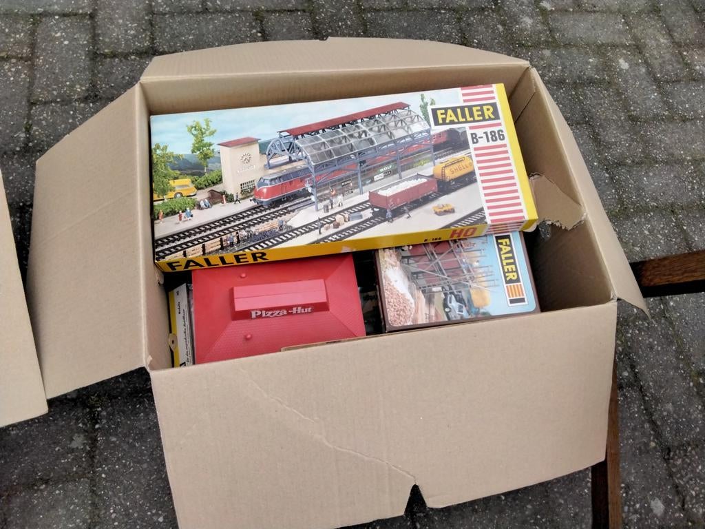 5 verhuisdozen met modeltreinen en accessoires., Hobby en Vrije tijd, Modeltreinen | Overige schalen, Ophalen of Verzenden, Gelijkstroom of Wisselstroom