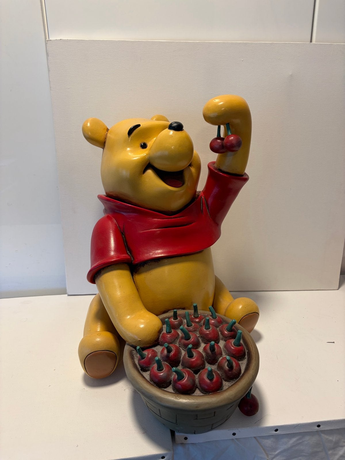 Zeldzaam Disney Winnie de Poeh Beeld met Kersen - 40 cm, Ophalen of Verzenden, Winnie de Poeh of vrienden, Gebruikt, Beeldje of Figuurtje