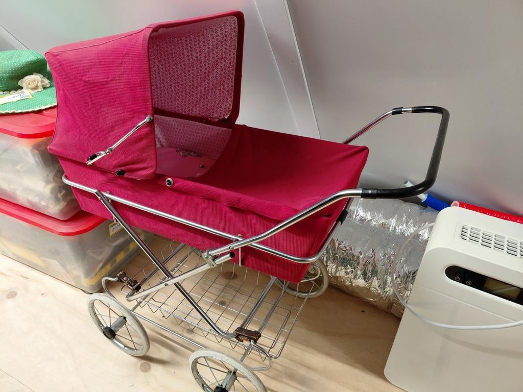 Vintage poppenwagen rood - Retro speelgoed, Kinderen en Baby's, Speelgoed | Poppen, Ophalen, Gebruikt, Overige typen