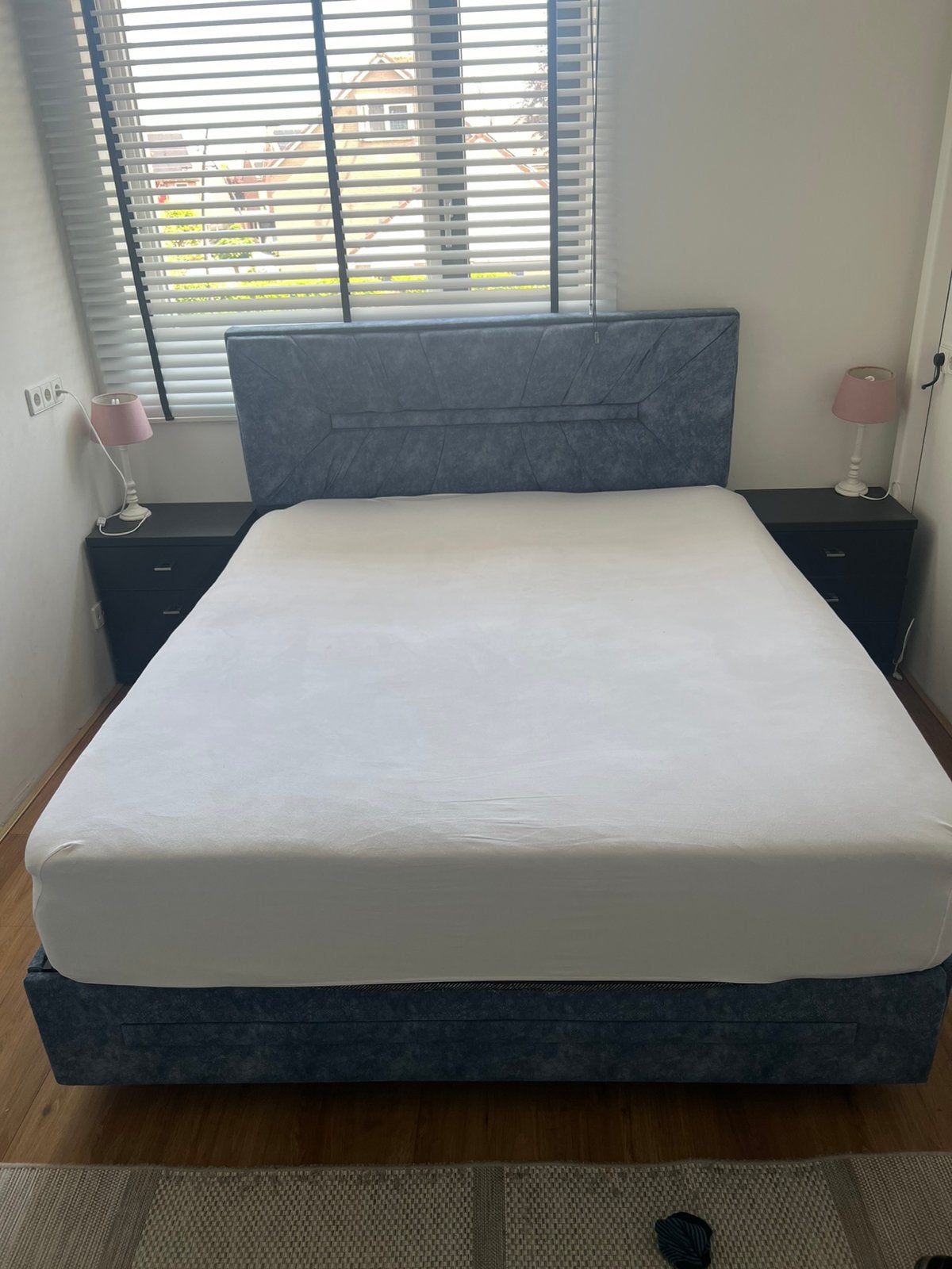 Boxsprings met matras met 2 kleine kast, Ophalen of Verzenden, Zo goed als nieuw, Tweepersoons