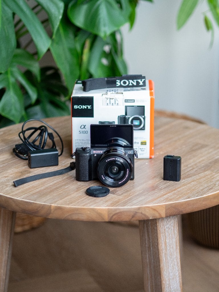Sony Alpha a5100 met kitlens, doos, lader en maar 189 kliks, Audio, Tv en Foto, Accu, Ophalen of Verzenden, Zo goed als nieuw
