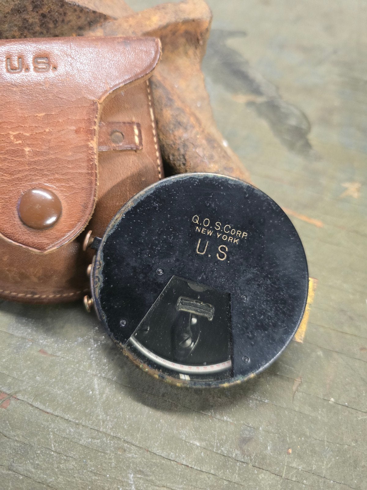 WWII US clinometer with leather case, Verzamelen, Ophalen of Verzenden, Amerika, Embleem of Badge
