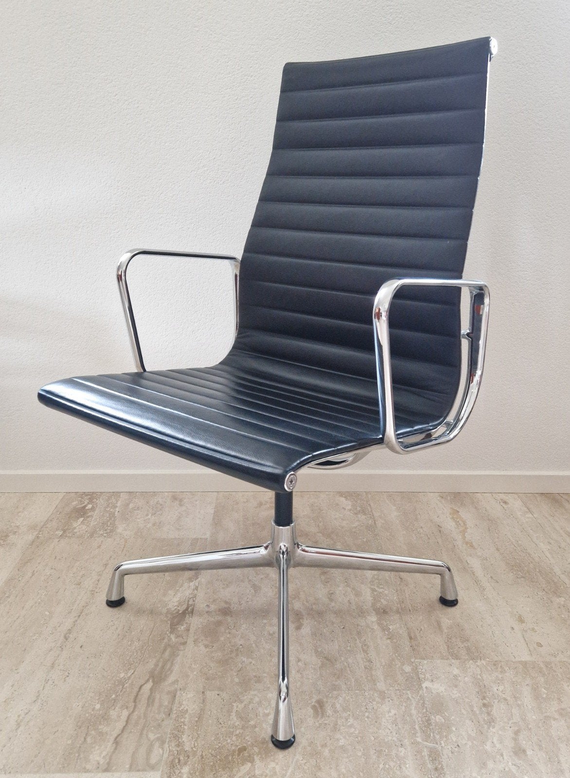Vitra Eames Model EA 109 / EA 112 bureaustoel, zwart leder., Ophalen, Zwart, Zo goed als nieuw, Bureaustoel