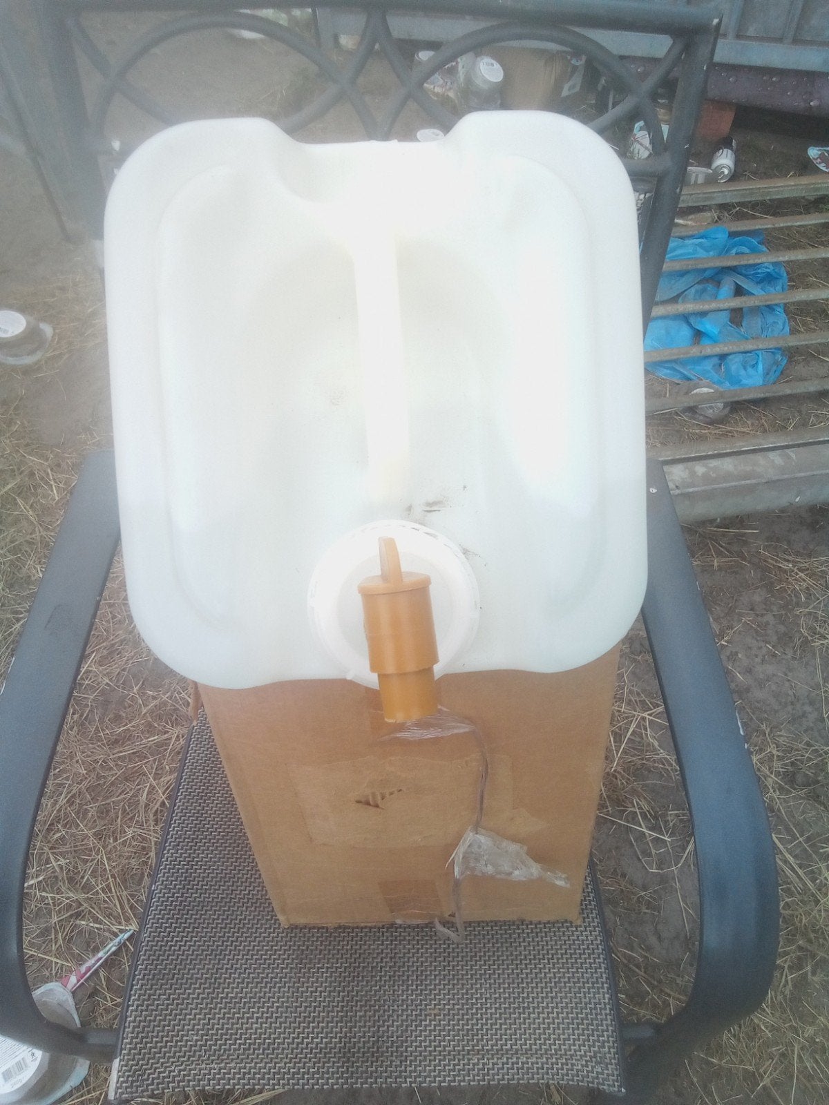 Jerrycan met kraantje, alcoholzeep, 6 euro, Ophalen