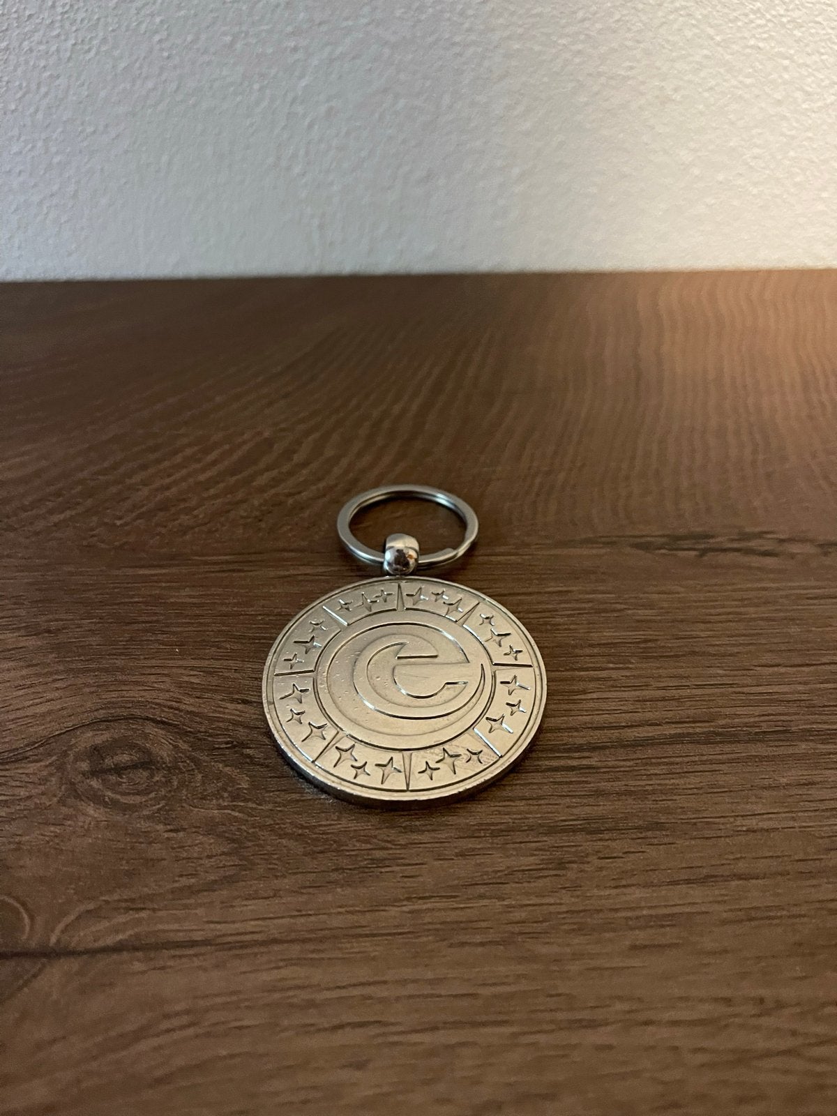 Efteling Sleutelhanger - Zilverkleurig met E-logo, Verzamelen, Sleutelhangers, Ophalen of Verzenden, Zo goed als nieuw, Overige typen