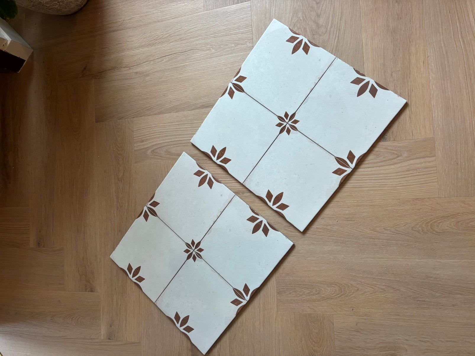 Tegel Savanna bloem bruin gebroken wit nieuw, Doe-het-zelf en Verbouw, Ophalen, 40 tot 60 cm, 40 tot 60 cm, Keramiek