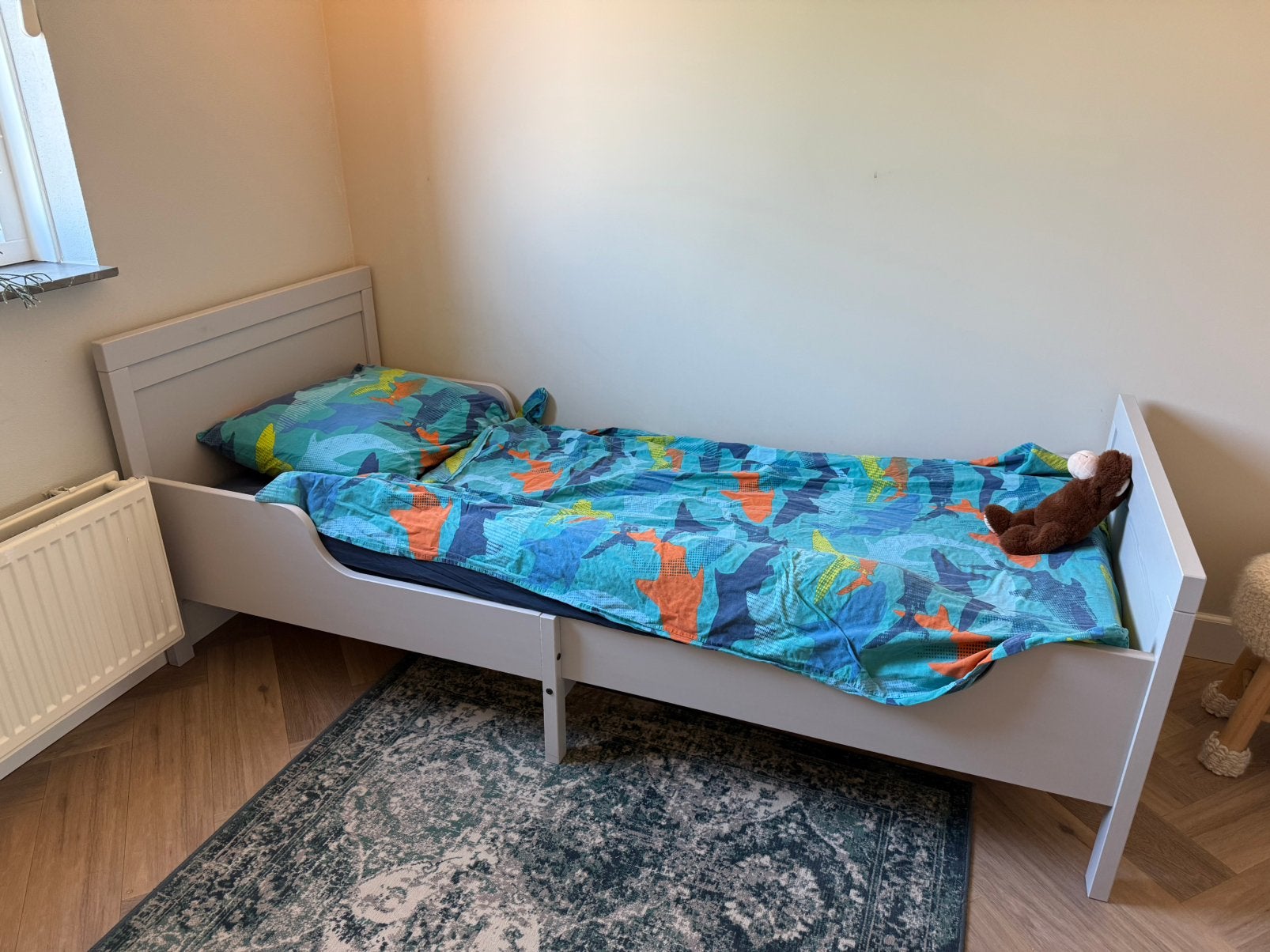 Lichtgrijs meegroeibed van Ikea met matras - t.e.a.b., Gebruikt, 70 tot 85 cm, 180 cm of meer, Ophalen