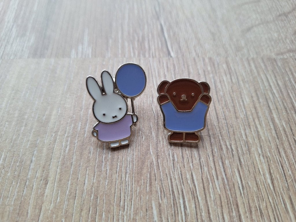 2 leuke pins van Nijntje en Boris te koop, Ophalen of Verzenden, Nieuw, Overige onderwerpen, Speldje of Pin