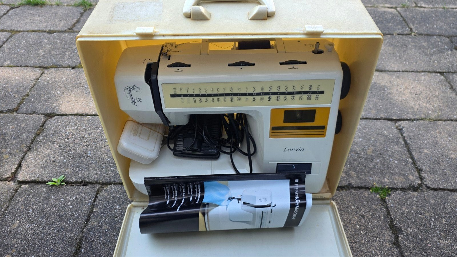 Lervia Naaimachine met koffer en handleiding, Hobby en Vrije tijd, Naaimachines en Toebehoren, Ophalen