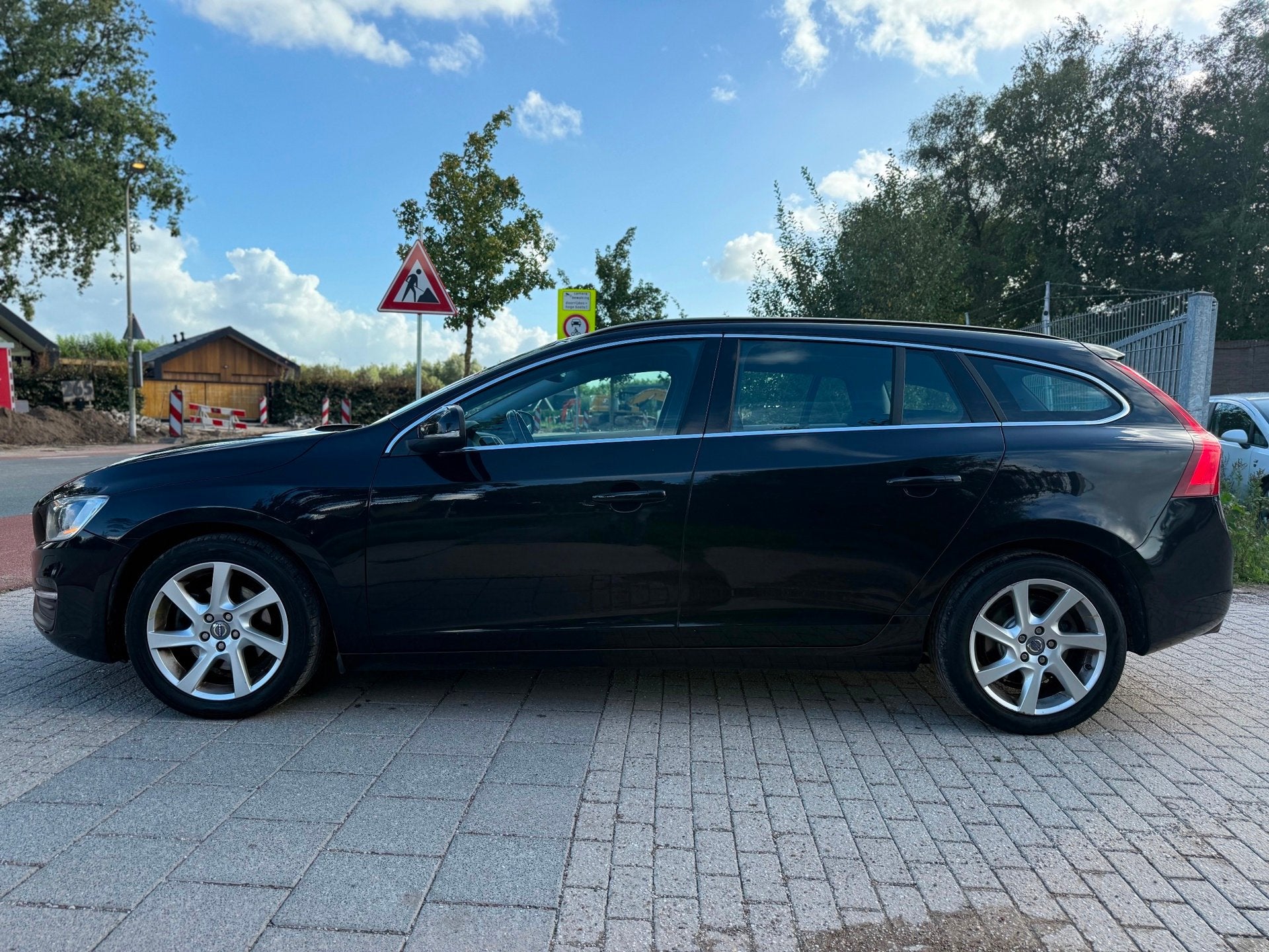 Volvo V60 2.0 D4 Summum AIRCO CRUISE NAVI PDC TREKHAAK, Auto's, Voorwielaandrijving, Dealer onderhouden, Euro 6, 4 cilinders