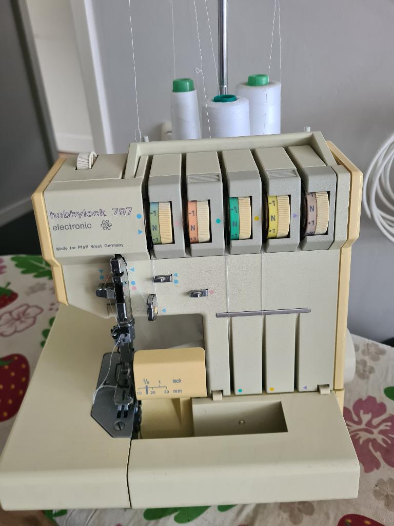 Pfaff hobbylock 797 lockmachine, Hobby en Vrije tijd, Naaimachines en Toebehoren, Gebruikt, Lockmachine, Pfaff, Ophalen