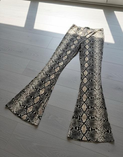 Slangenprint flared broek - Maat M - Perfect voor lange meid, Maat 38/40 (M), Overige kleuren, Ophalen of Verzenden, Lang