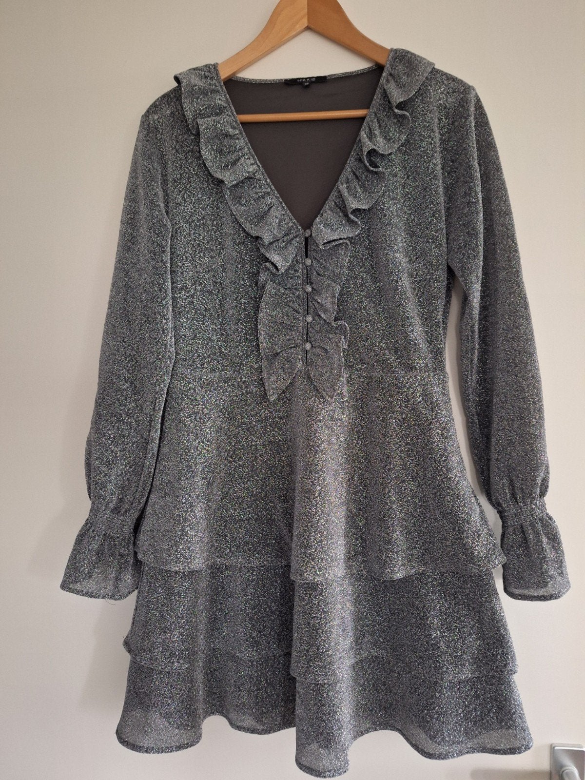 Nikkie glitter jurk met ruches en gelaagde rok, Ophalen of Verzenden, Zo goed als nieuw, Nikkie, Maat 36 (S)