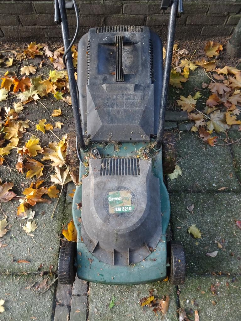 Lichte grasmaaier met afneembare opvangbak, Tuin en Terras, Grasmaaiers, Ophalen, Gebruikt, Elektrische grasmaaier, 30 t/m 39 cm