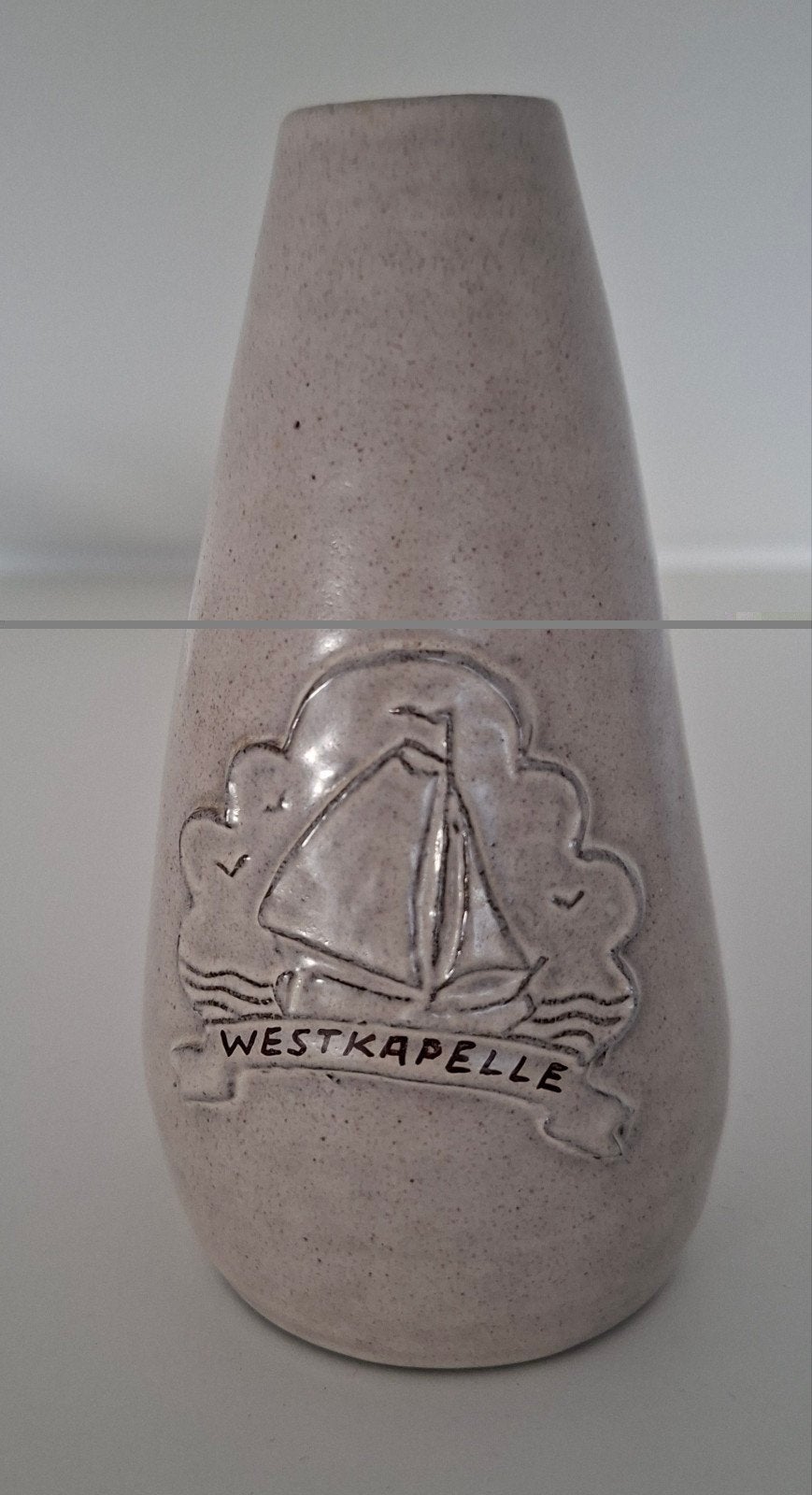 Souvenir vaasje Westkapelle met zeilboot reliëf, Ophalen of Verzenden