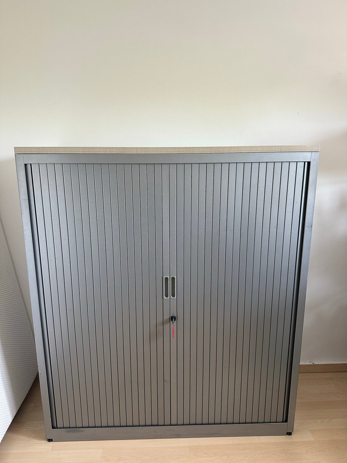 Metalen archiefkast met roldeuren en slot, Huis en Inrichting, Kasten | Roldeurkasten en Archiefkasten, Ophalen, Gebruikt, 100 tot 150 cm