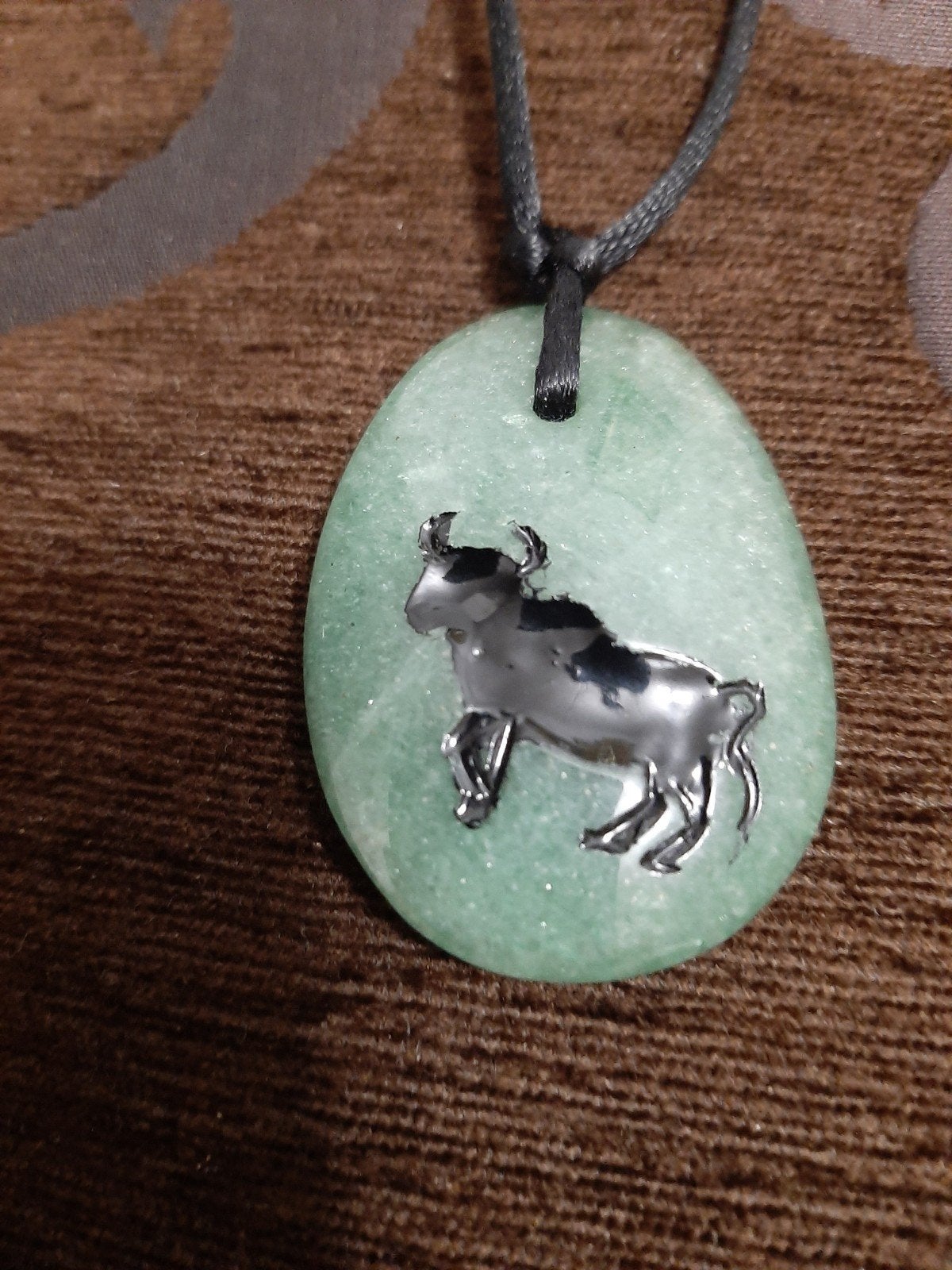 hanger groene aventurijn/jade met het sterrenbeeld Stier, Met hanger, Ophalen of Verzenden, Zo goed als nieuw, Steen of Mineraal