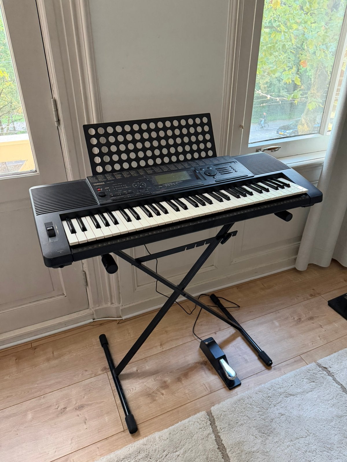 Yamaha PSR 520 keyboard met standaard en pedaal, Ophalen, 61 toetsen, Zo goed als nieuw, Midi-aansluiting