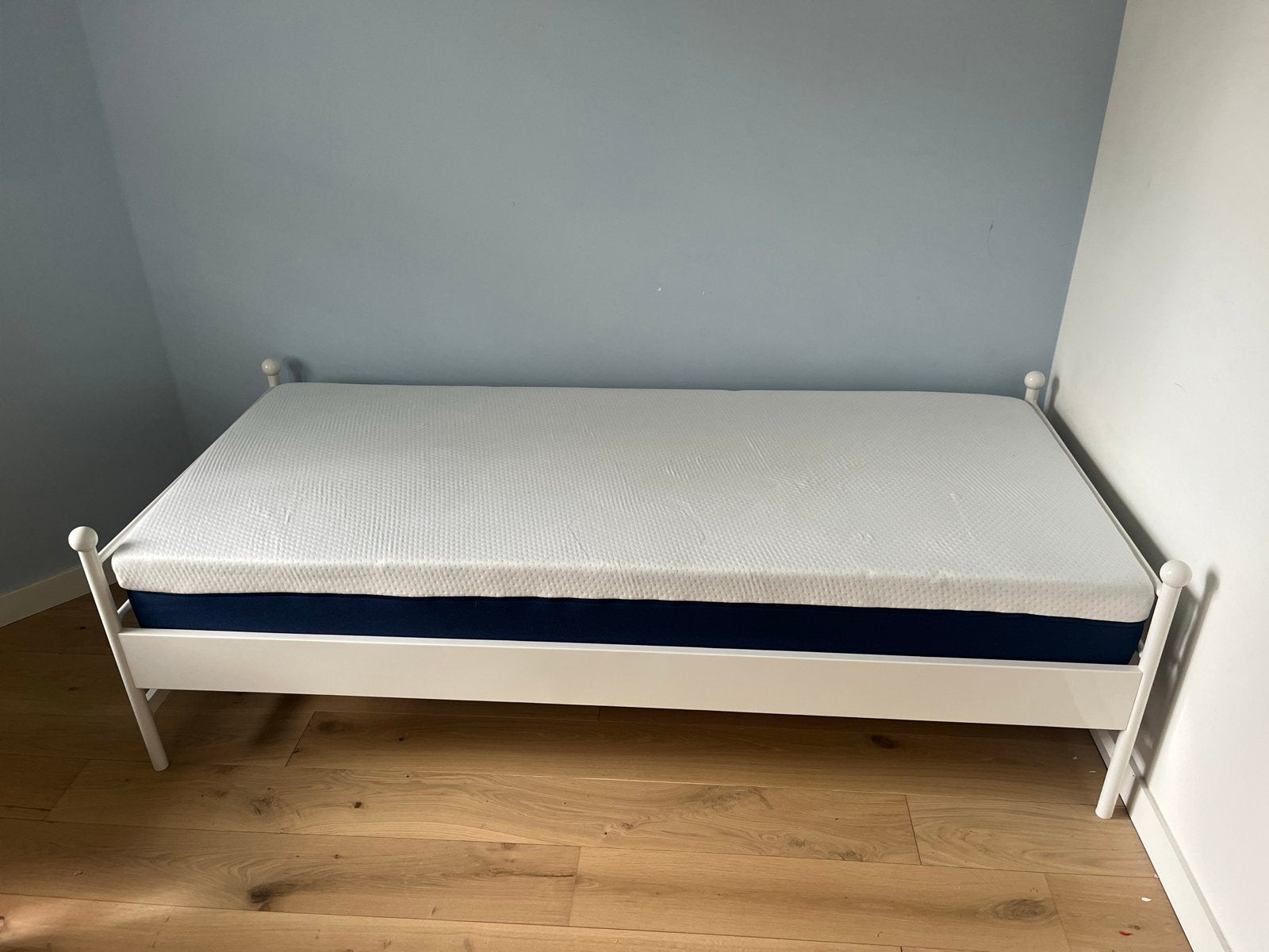 Bed wit metaal inc matt sleep matras (90x210) en lattenbodem, Ophalen, 90 cm, Eenpersoons, Wit