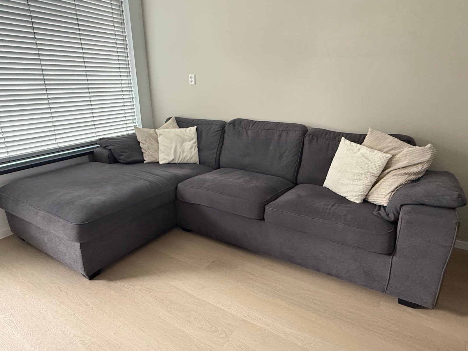 Hoekbank grijs met lounge gedeelte - van de Trendhopper, Huis en Inrichting, Banken | Complete zithoeken, Ophalen, Gebruikt