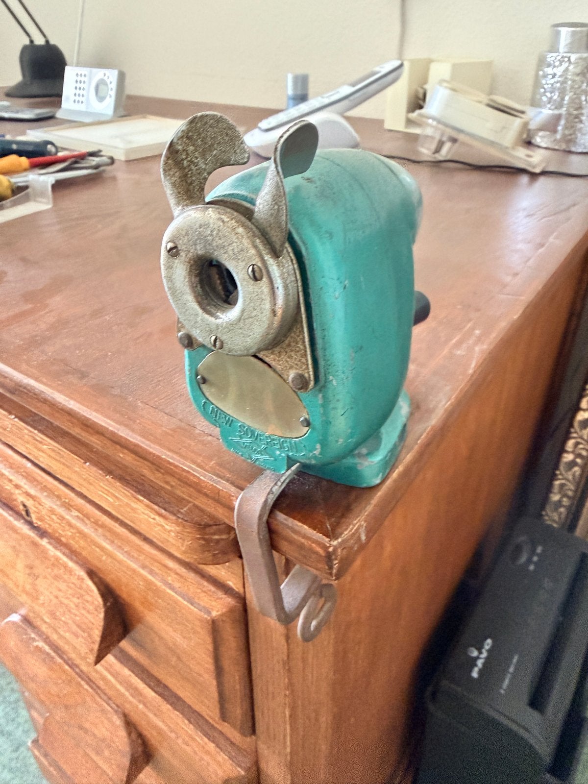 Vintage Chevaal puntenslijper, groen, met tafelklem, Ophalen
