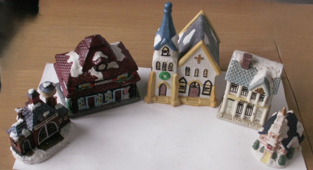 Diverse huisjes + kerken, station kershuisjes voor kerstdorp, Diversen, Ophalen of Verzenden, Zo goed als nieuw