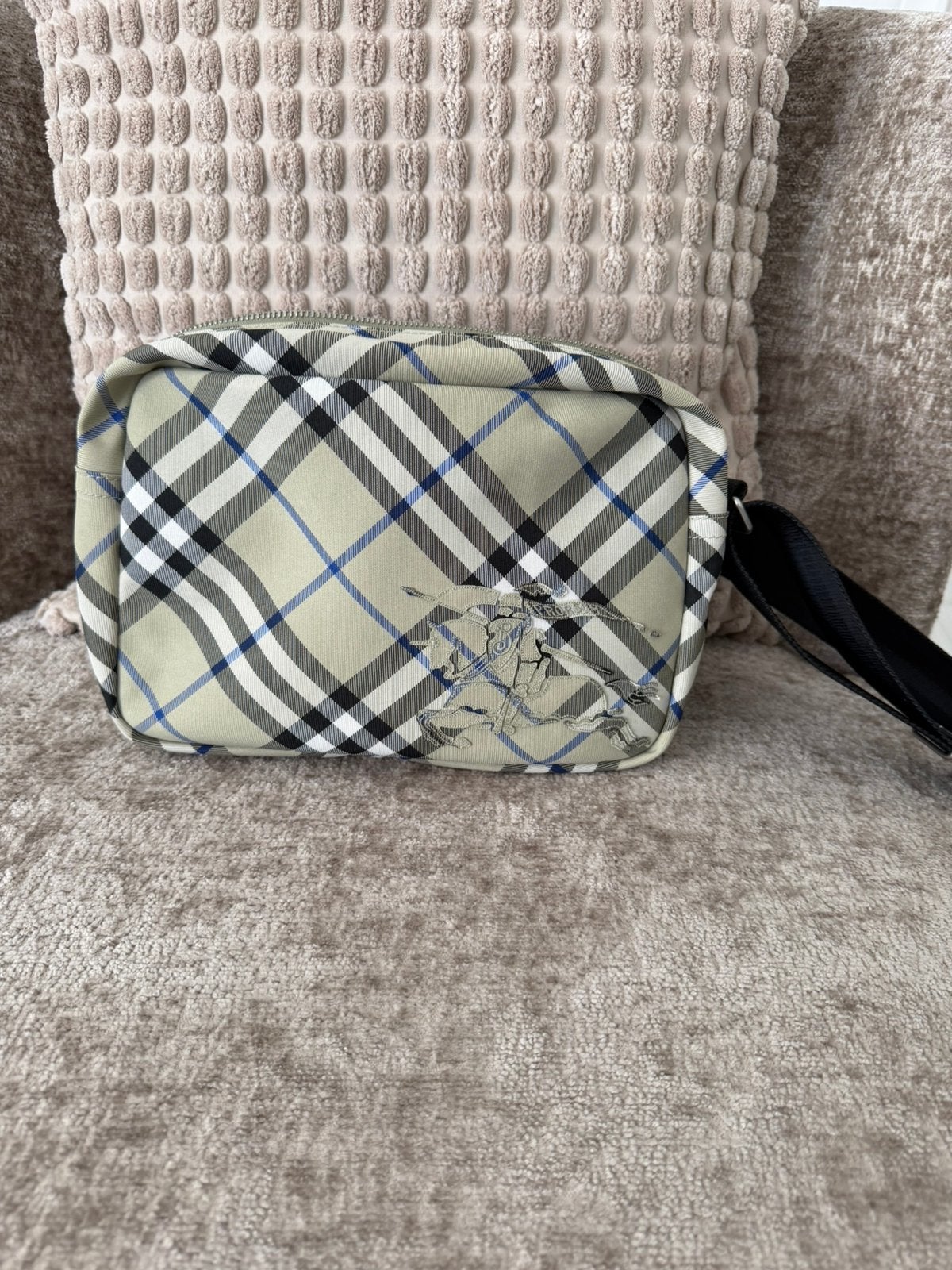 Burberry Schoudertas met aankoopbon, Sieraden, Tassen en Uiterlijk, Toilettassen, Ophalen of Verzenden, Nieuw, Beige, Heer of Dame