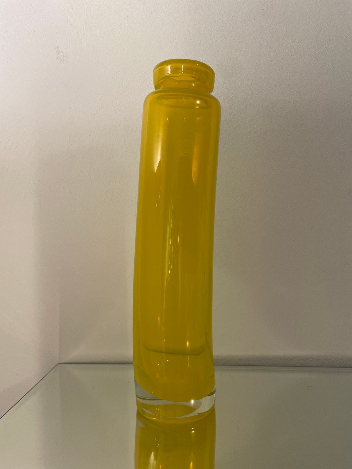 Gele unieke glazen handgeblazen vaas, 33 cm licht gebogen, Ophalen