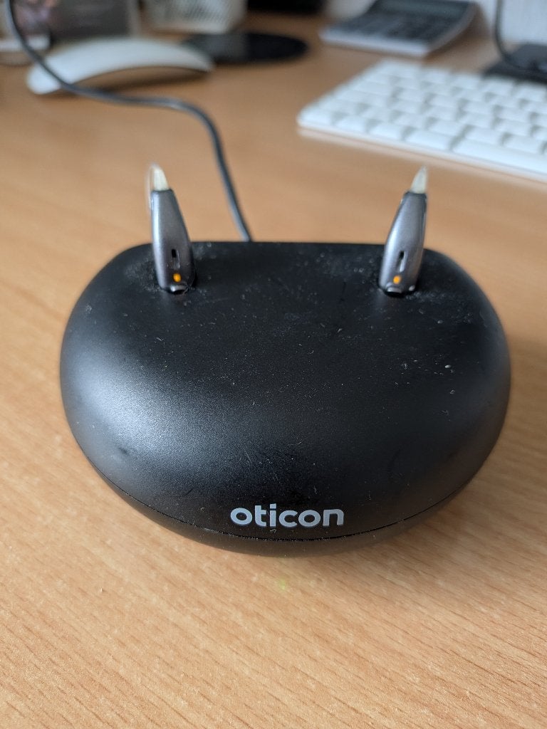 Oticon Ruby 2 gehoorapparaat plus oplader, Ophalen of Verzenden, Gebruikt
