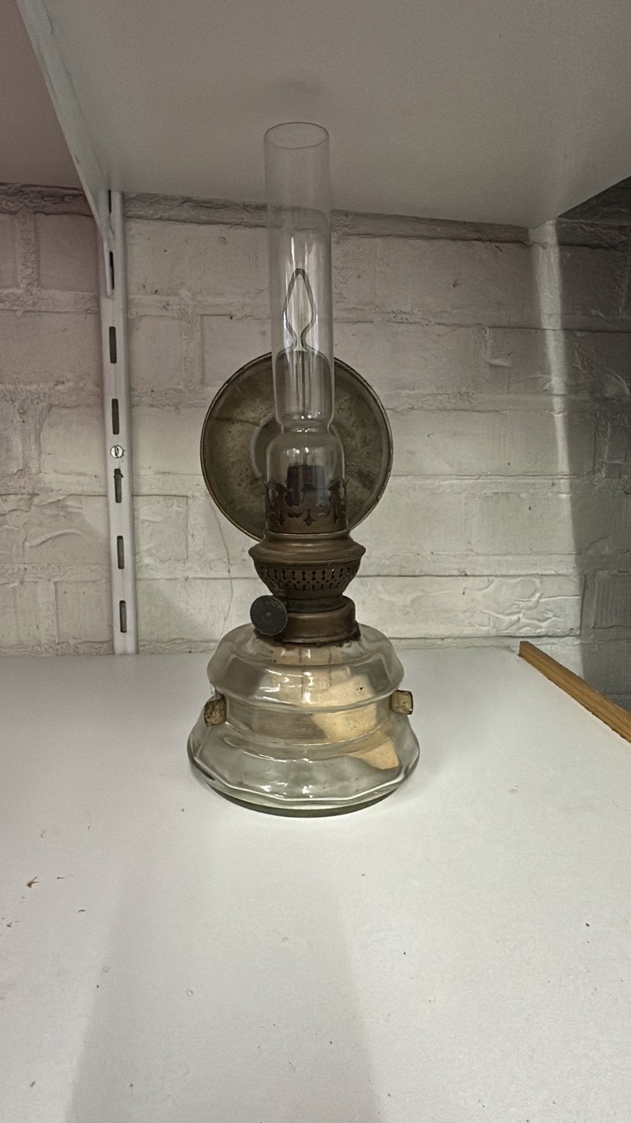Antieke petroleumlamp met glas reservoir, Ophalen