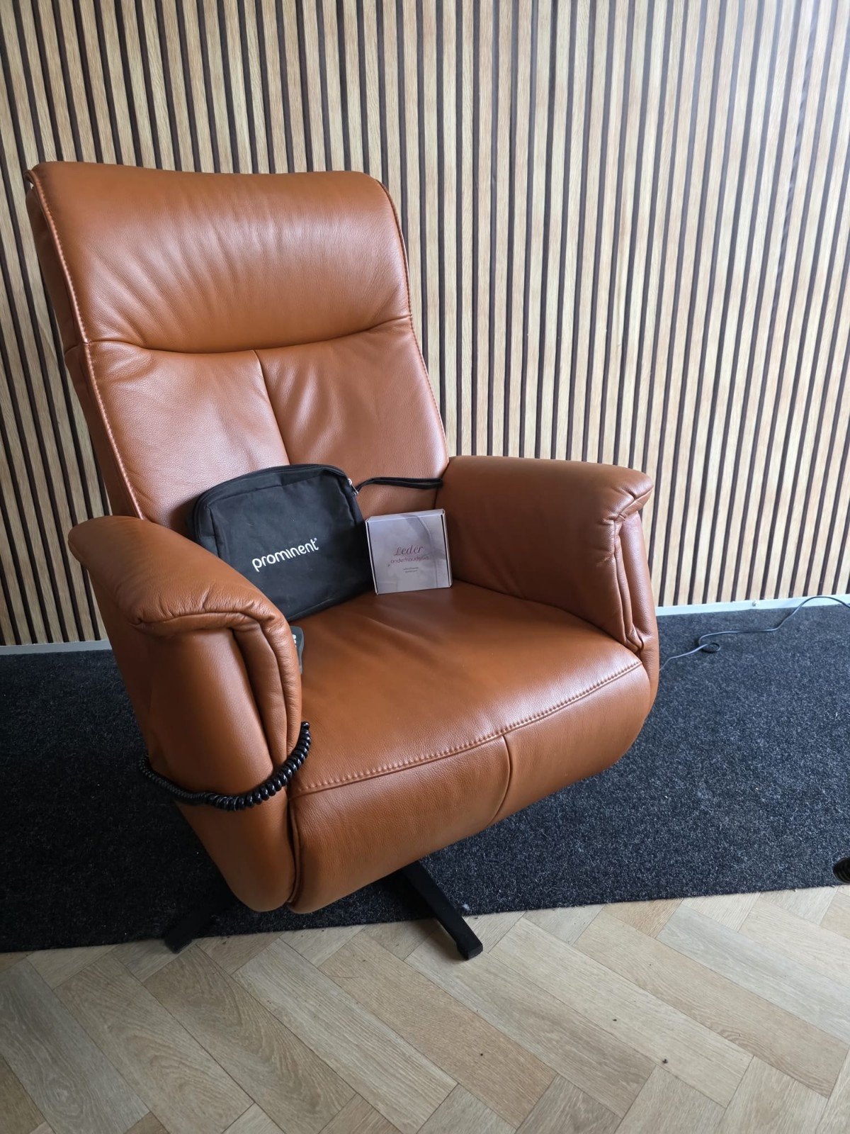 Prominent relaxfauteuil- Sta op functie - Cognac- Medium, Huis en Inrichting, Ophalen of Verzenden, Zo goed als nieuw, Leer, 50 tot 75 cm