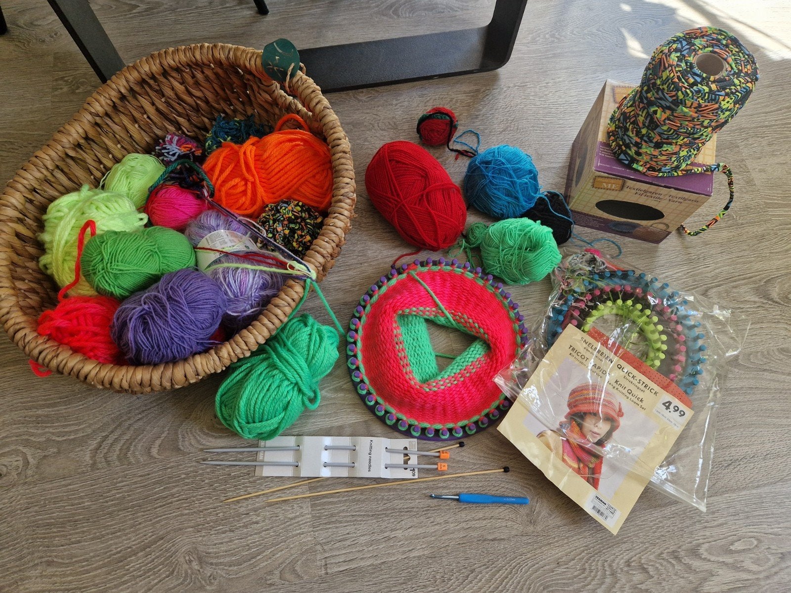 Mand vol wol en diverse accessoires, Ophalen of Verzenden, Breien of Haken, Wol of Garen