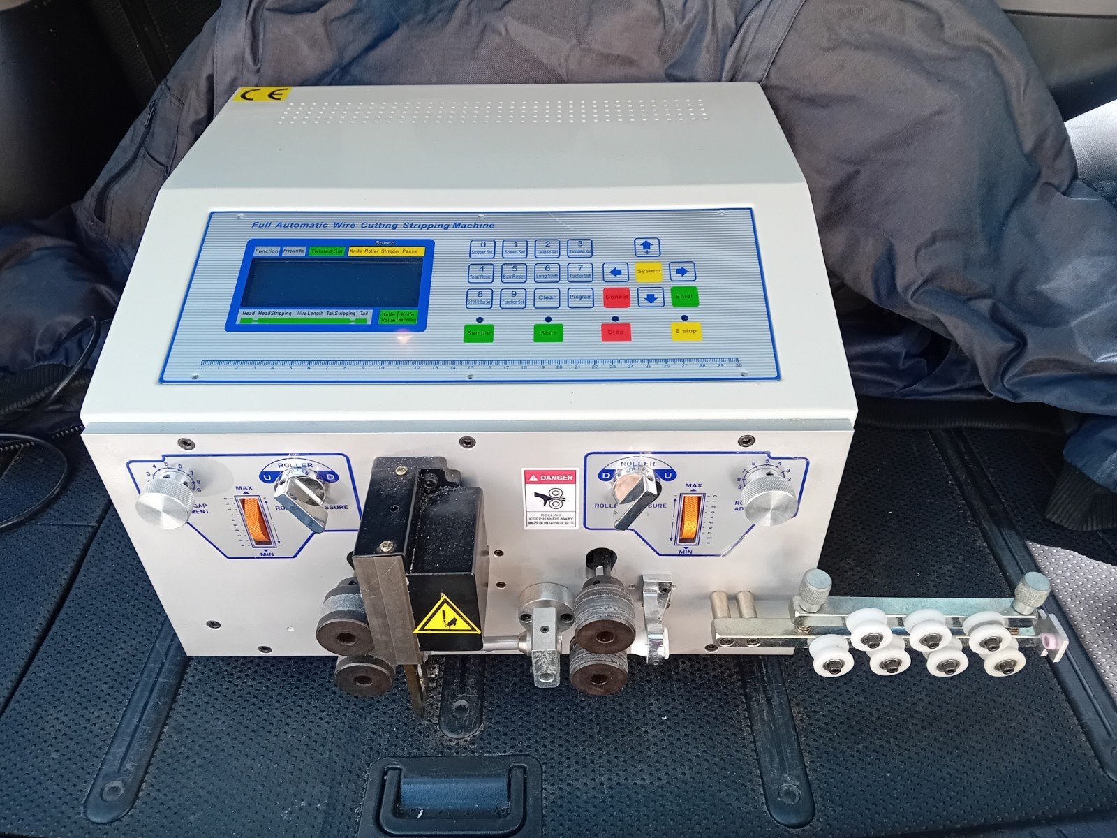 Volautomatische draadsnij- en stripmachine, Ophalen of Verzenden