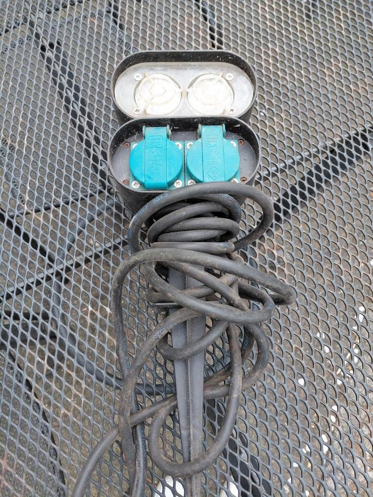 Buitenstopcontact met grondpen en 2 stopcontacten, Ophalen, Kunststof, Gebruikt, Minder dan 50 watt
