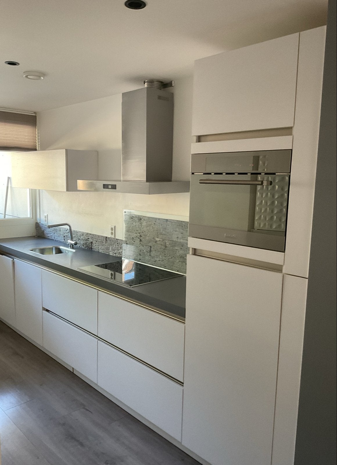 Moderne witte keuken met inbouwapparatuur, Ophalen, Wit, Enkelwandige keuken, Zo goed als nieuw