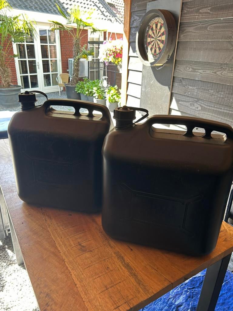 2 jerrycans met schenktuit 20 Liter (12,50 per stuk), Ophalen of Verzenden, Zo goed als nieuw, Hard kunststof