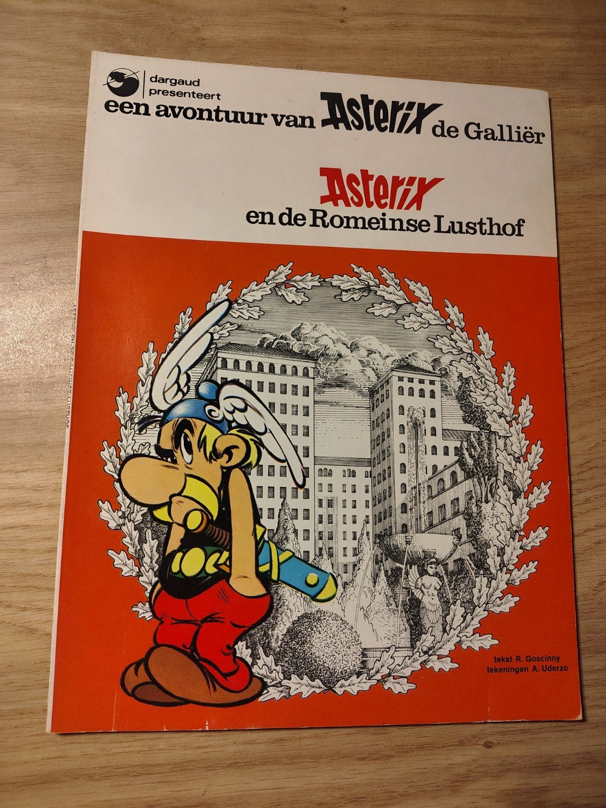 Asterix en de Romeinse Lusthof, Eén stripboek, Ophalen of Verzenden, Zo goed als nieuw
