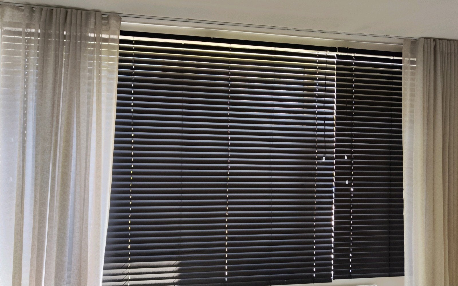 SOLUNA Aluminium jaloezie 50 mm mat zwart – 240x180 cm, Ophalen of Verzenden, Zo goed als nieuw, Zwart, 150 tot 200 cm