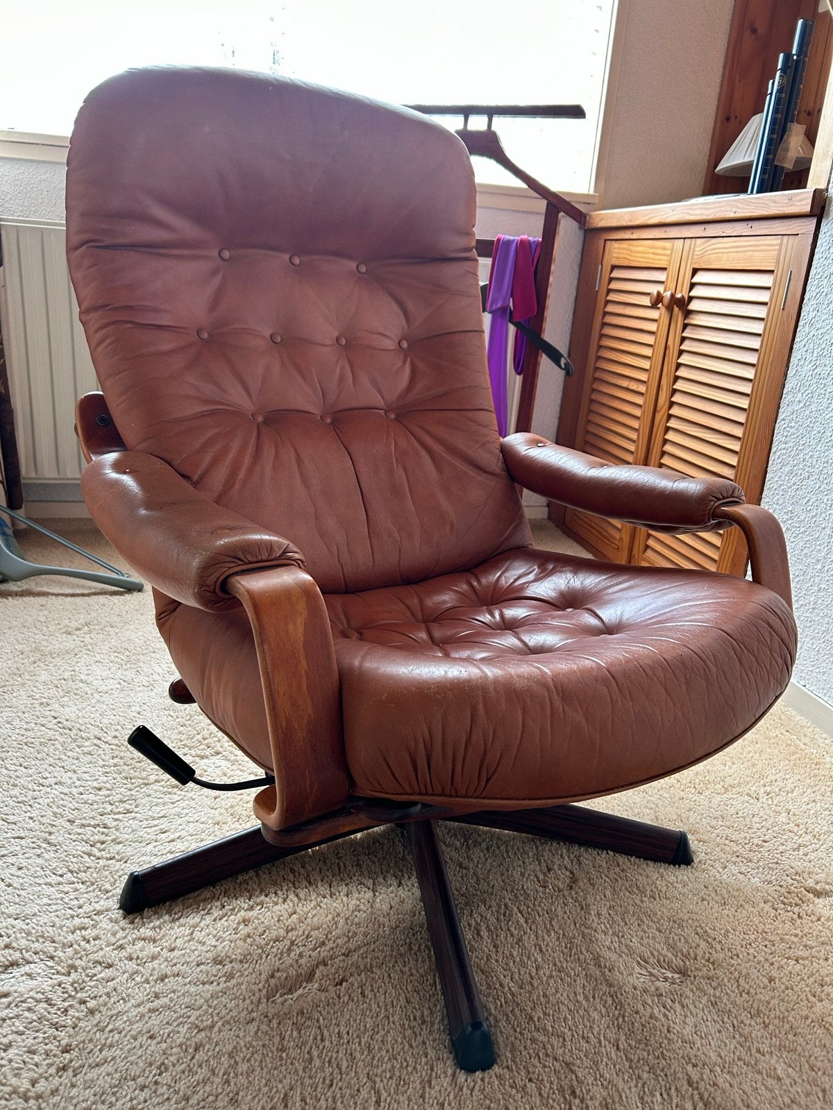 Göte Möbler draaifauteuil - Vintage leer en hout, Huis en Inrichting, Fauteuils, Ophalen of Verzenden, Zo goed als nieuw, Leer