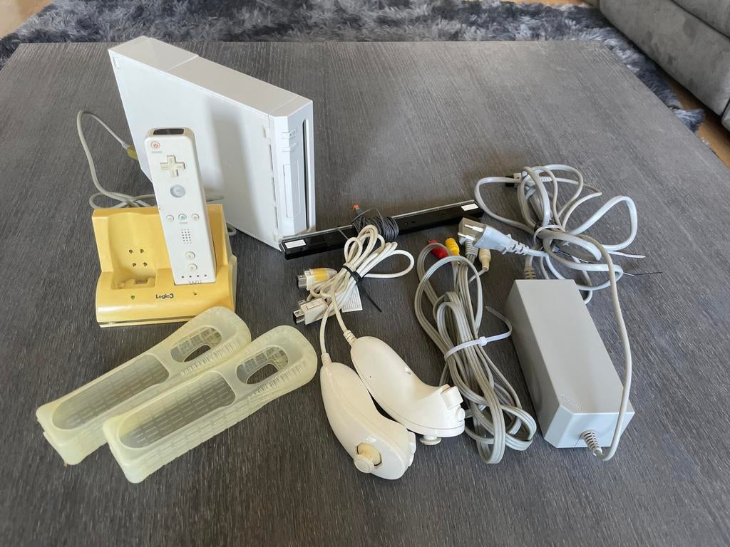 Wii console met 1 controller en 5 spellen, Spelcomputers en Games, Spelcomputers | Nintendo Wii, Gebruikt, Met 1 controller, Met games
