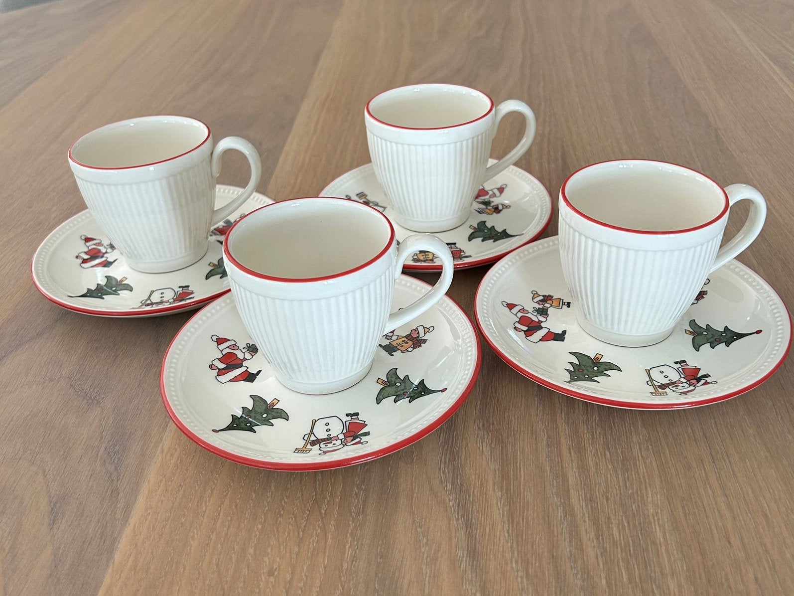 Kerstservies kop 4x  en schotel wedgwood christmas, Huis en Inrichting, Nieuw, Ophalen of Verzenden, Overige stijlen, Kop(pen) en/of Schotel(s)