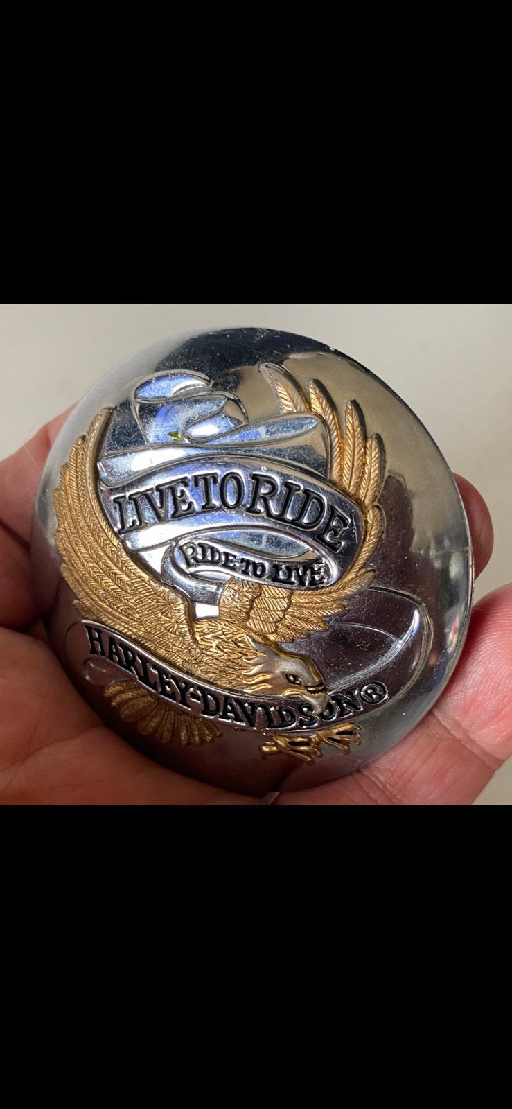 HARLEY DAVIDSON VERGULD ‘TANKDOP EMBLEEM’, Motoren, Ophalen of Verzenden, Gebruikt