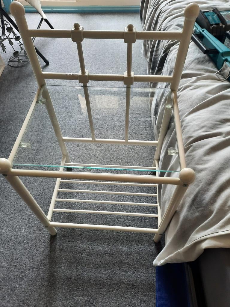 2x Metalen  nachtkastje met glazen blad - Crème, Ophalen, Gebruikt, Metaal of Aluminium, Minder dan 45 cm