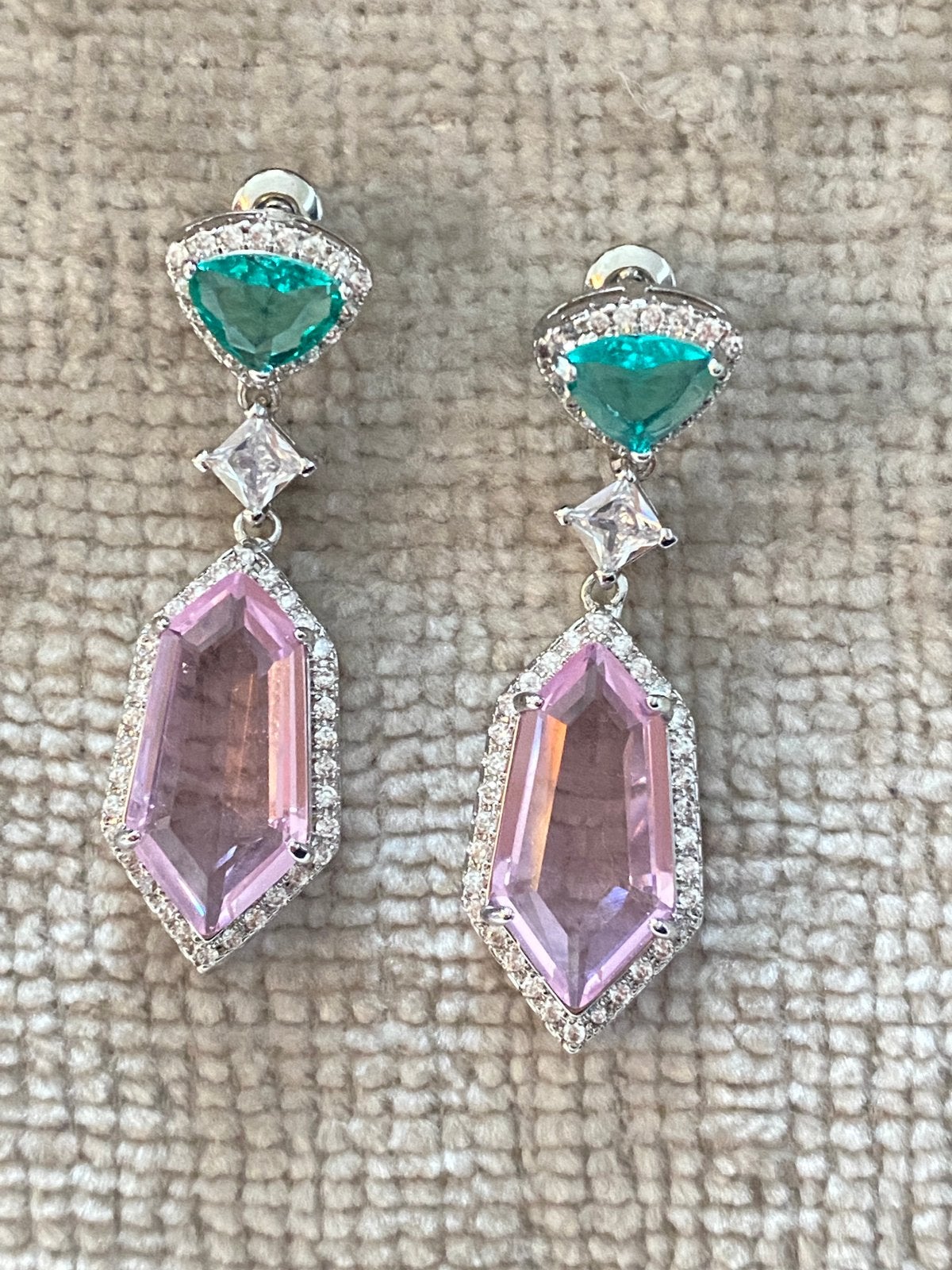 Prachtige hang oorbellen met roze en groene stenen, Verzenden, Zo goed als nieuw, Roze, Overige materialen