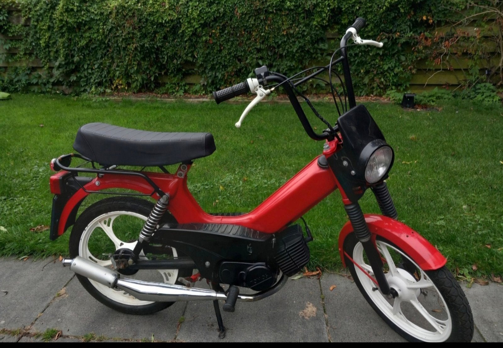 Rode Tomos brommer - Goed onderhouden, Fietsen en Brommers, Brommers | Overige merken, Ophalen, Gebruikt, Maximaal 45 km/u, Tomos