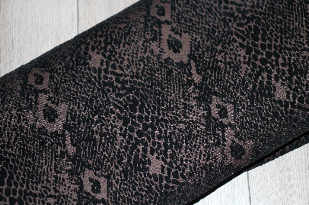 Jersey achtige stof - bruin / zwart velours design #2909, Hobby en Vrije tijd, Stoffen en Lappen, Bruin, 120 cm of meer, Ophalen of Verzenden