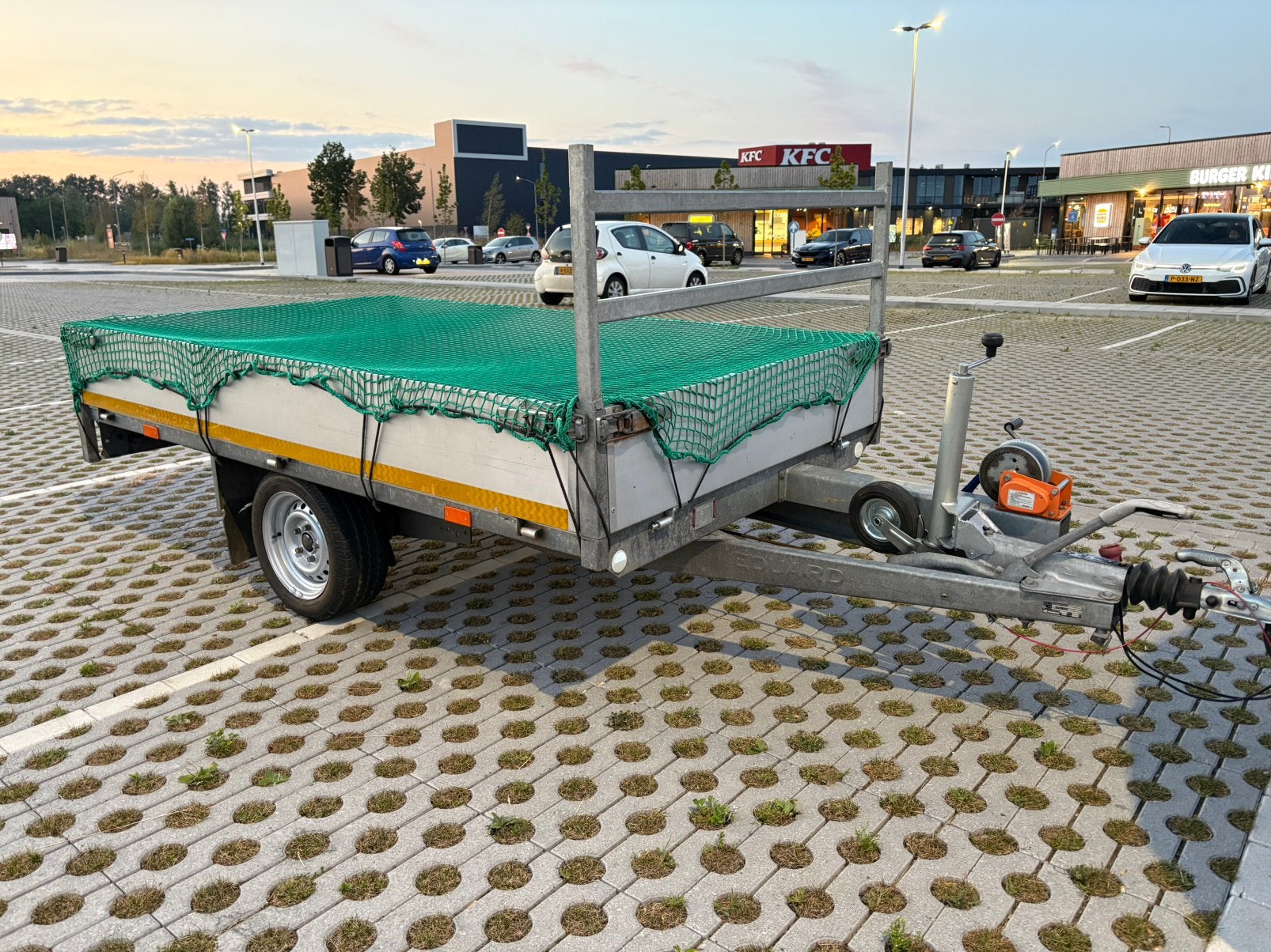 Nette enkelassige plateauwagen 1500 KG. incl. lier., Ophalen, Gebruikt