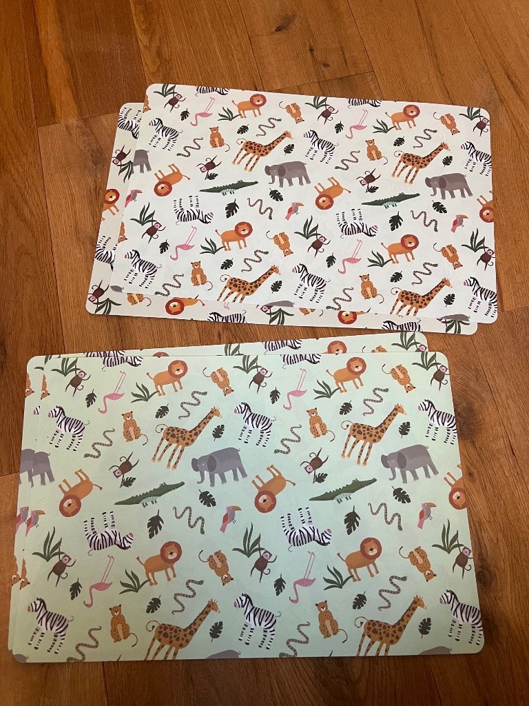 4 nieuwe placemats 30x45cm Safari dieren leeuw zebra giraffe, Overige typen, Ophalen of Verzenden, Nieuw, Kunststof