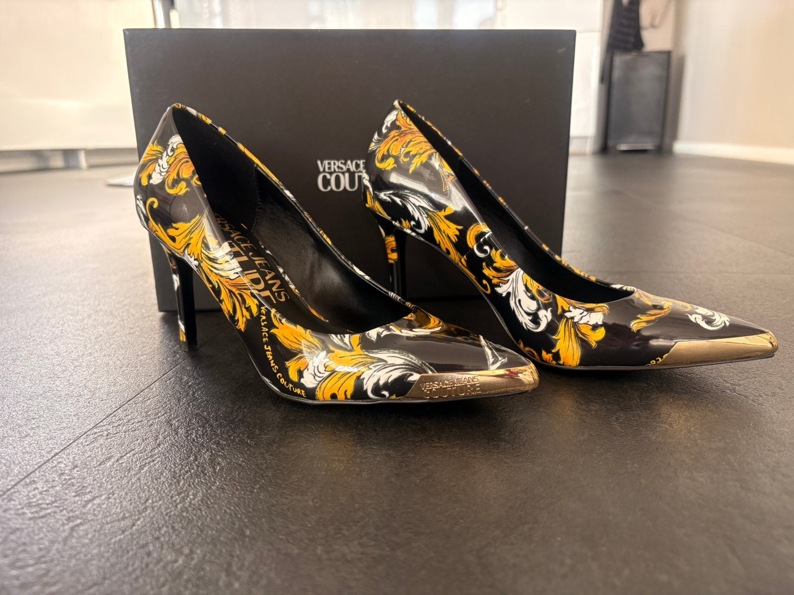 Versace nieuwe hoge hakken 36, Ophalen of Verzenden, Zo goed als nieuw, Zwart