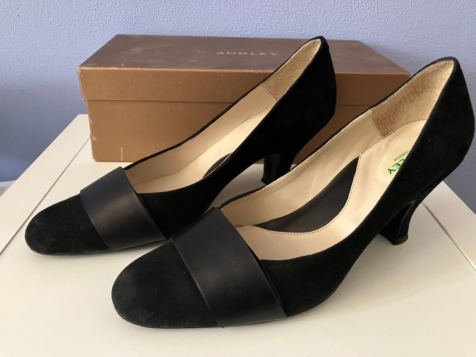 Audley dames schoenen zwart suede hakje 39 als nieuw, Ophalen of Verzenden, Zo goed als nieuw, Zwart